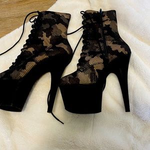 Camo pleaser pumps size 10